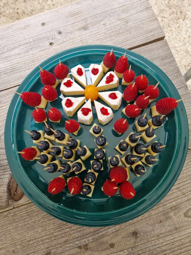 Fingerfood‑Platte mit Käsewürfeln, Himbeeren & Heidelbeeren