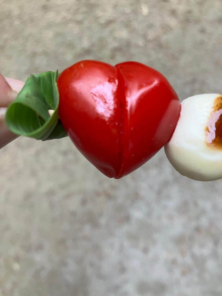 Tomaten‑Herz am Spieß (mit Mozzarella & Basilikum)