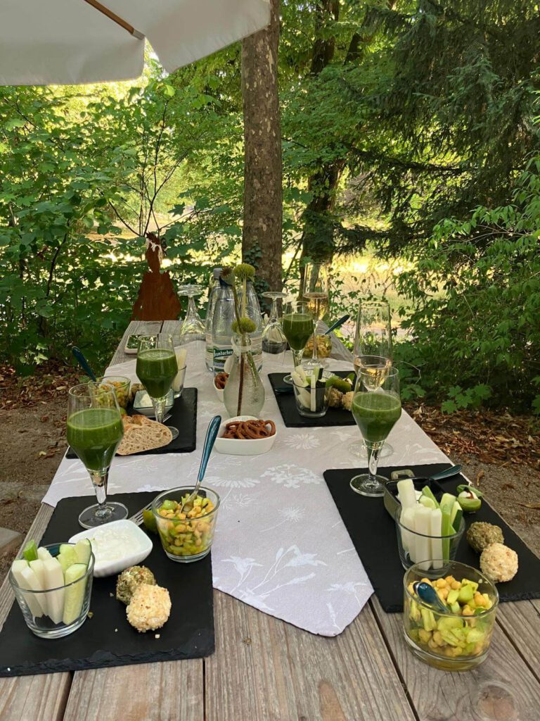 Apero im Garten: Grüner Drink, Rohkost, Dips & Snacks