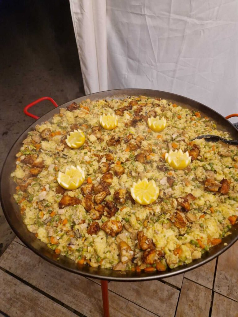 Große Pfanne mit Hähnchen‑Paella und Gemüse