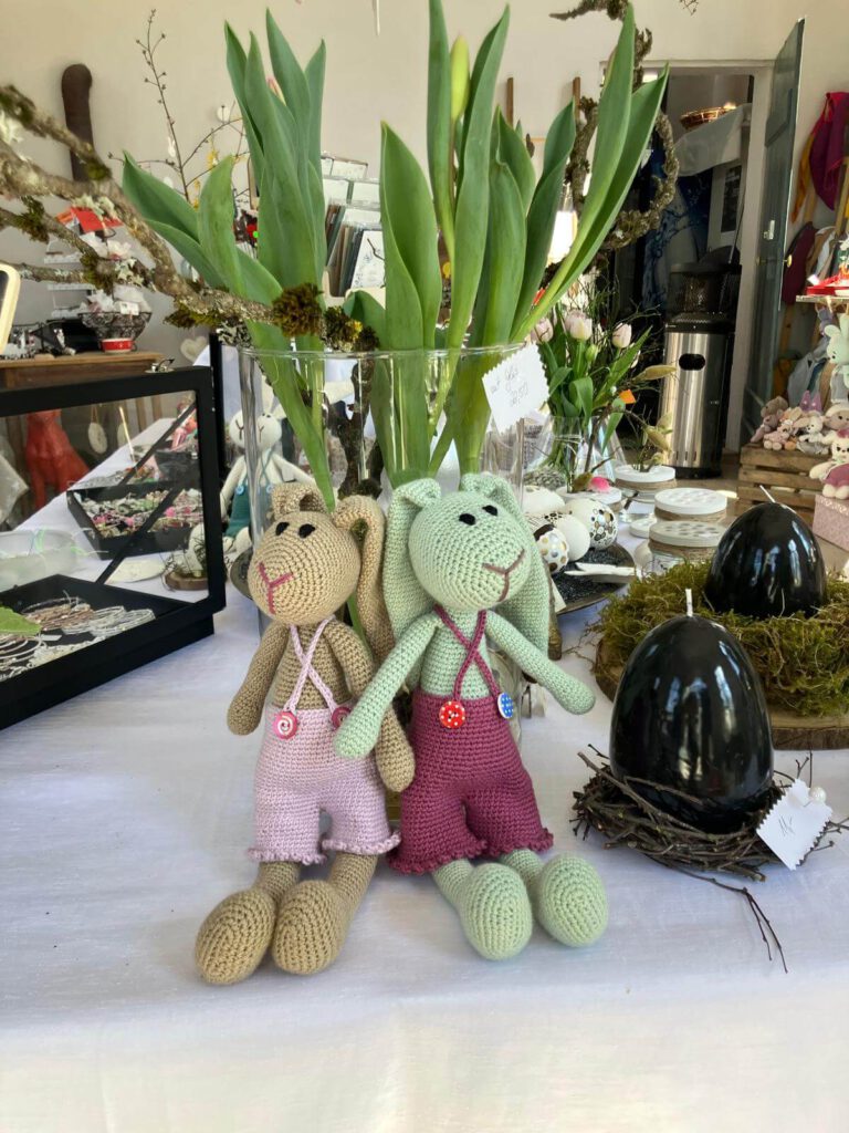Handgemachte gehäkelte Stofftiere (Hasen) als Deko im Laden