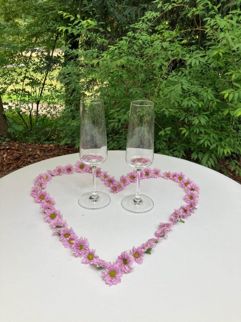 Hochzeitsdeko: Blumenherz mit zwei Sektgläsern